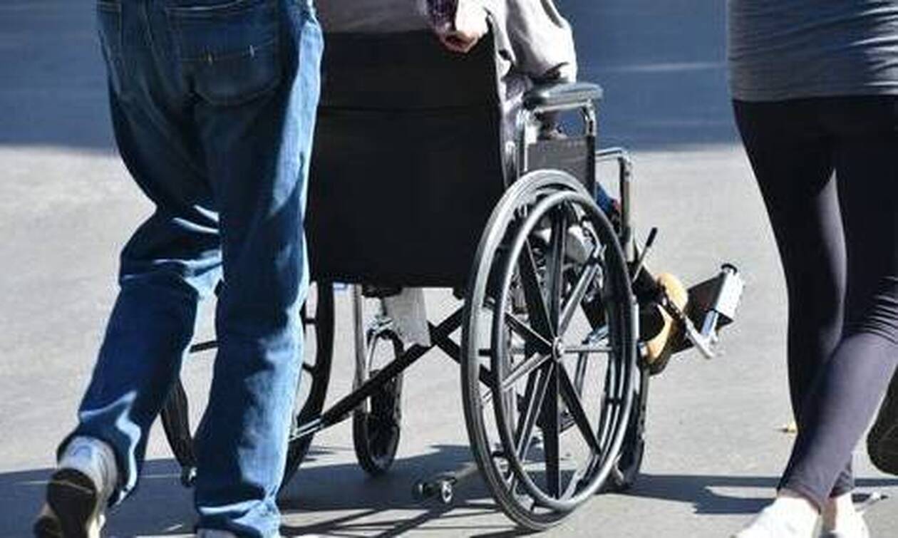 ΟΠΕΚΑ: Καθιερώνεται ο προσωπικός βοηθός για τα άτομα με αναπηρία