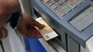 Πριν το Πάσχα οι πληρωμές για τις συντάξεις Μαΐου, οι ημερομηνίες για τη… βόλτα στα ATM